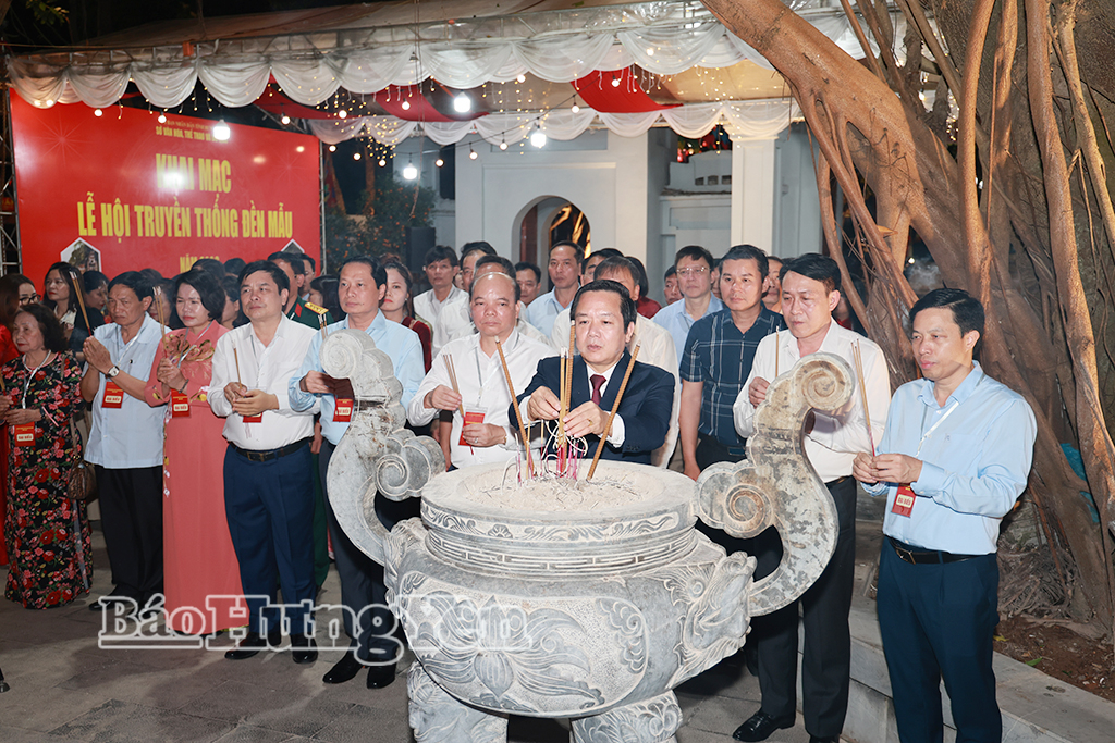 Đồng chí Phạm Quang Ngọc, Ủy viên Ban Chấp hành Trung ương Đảng, Bí thư Tỉnh ủy cùng các đại biểu dâng hương tại đền Mẫu (Khu di tích quốc gia đặc biệt Phố Hiến).