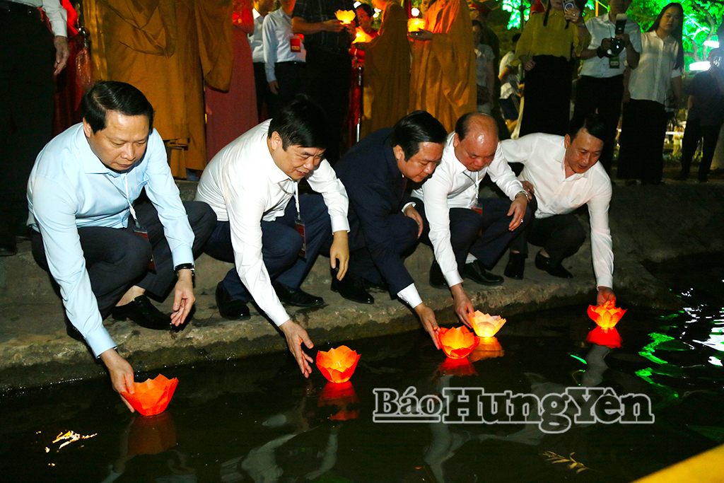 Đồng chí Phạm Quang Ngọc, Ủy viên Ban Chấp hành Trung ương Đảng, Bí thư Tỉnh ủy cùng các đại biểu thả hoa đăng trên hồ Bán Nguyệt.