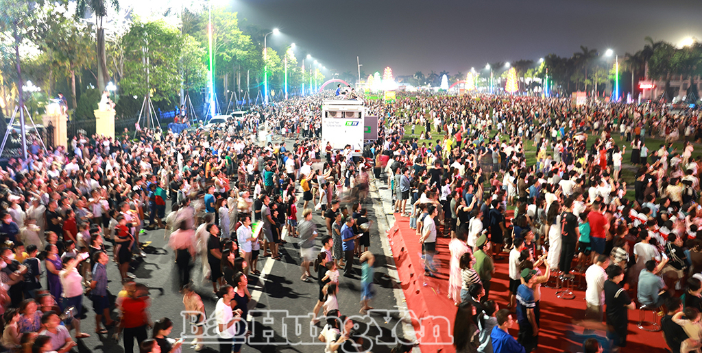 Hàng nghìn người dân và du khách theo dõi chương trình khai mạc Lễ hội Văn hoá dân gian Phố Hiến năm 2026.