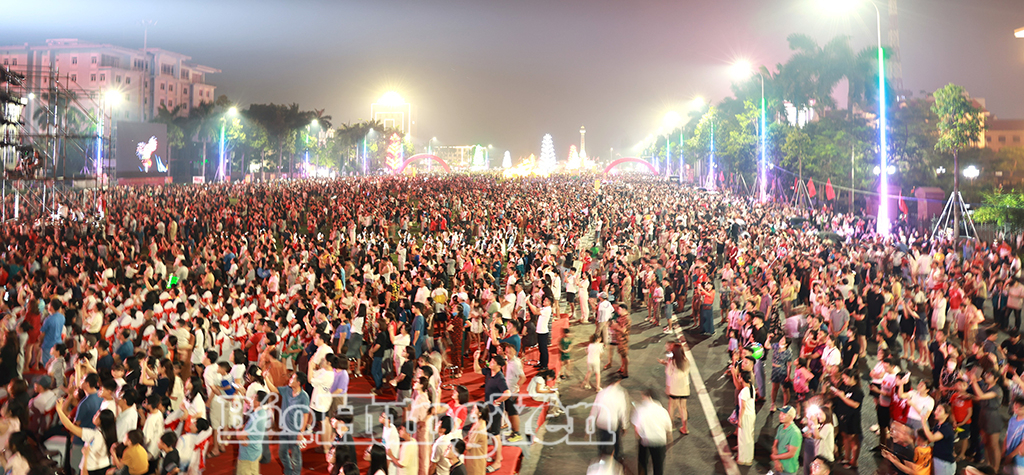 Khu vực Quảng trường Nguyễn Văn Linh thu hút đông đảo Nhân dân và du khách đến dự khai mạc Lễ hội Văn hóa dân gian Phố Hiến năm 2026.