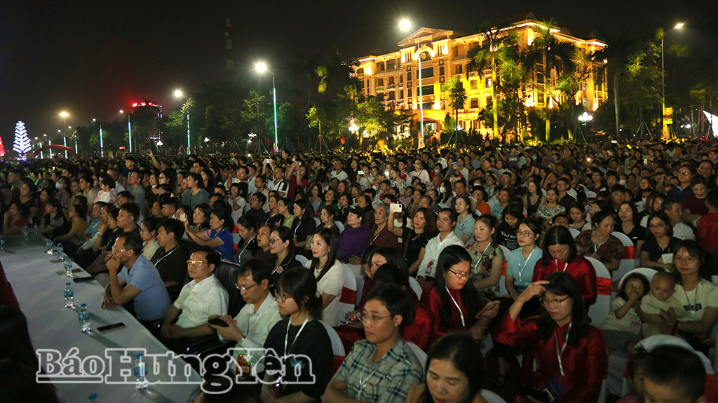Đại biểu và Nhân dân, du khách theo dõi lễ khai mạc Lễ hội Văn hoá dân gian Phố Hiến năm 2026.