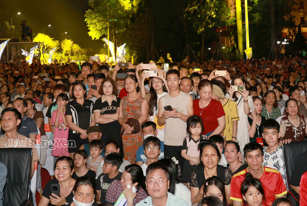 Người dân và du khách theo dõi chương trình.