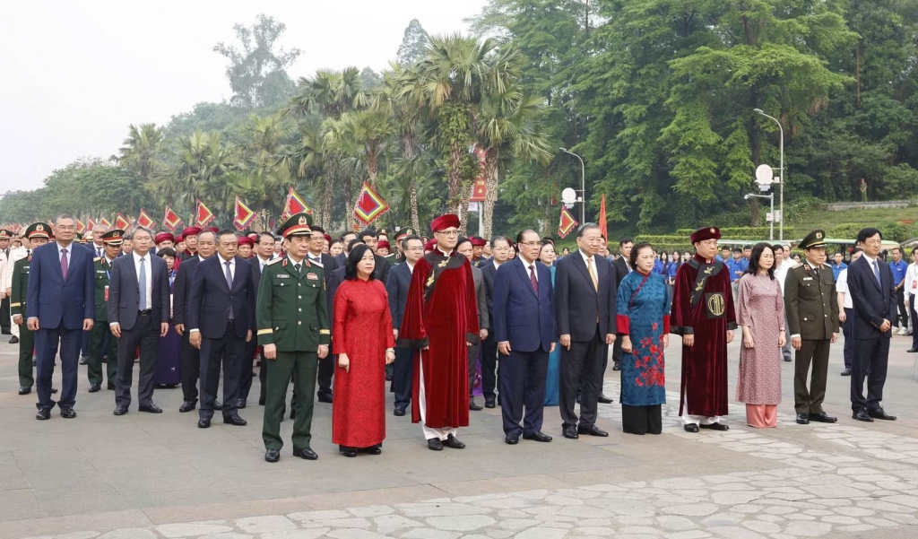 Tổng Bí thư, Chủ tịch nước Tô Lâm dâng hương tưởng niệm các vua Hùng
