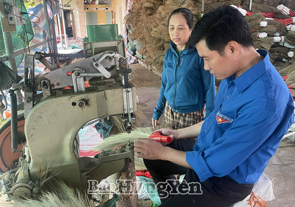 Đoàn Thanh niên xã Diên Hà hướng dẫn người dân sử dụng máy móc sản xuất.