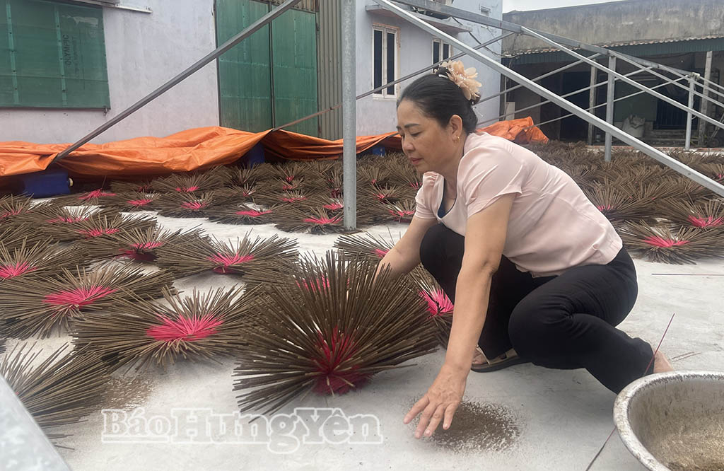 Nghề sản xuất hương thôn Văn Quan, xã Diên Hà có 400 hộ duy trì sản xuất.