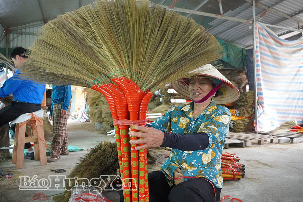 Nghề làm chổi chít tạo việc làm cho nhiều lao động lớn tuổi.