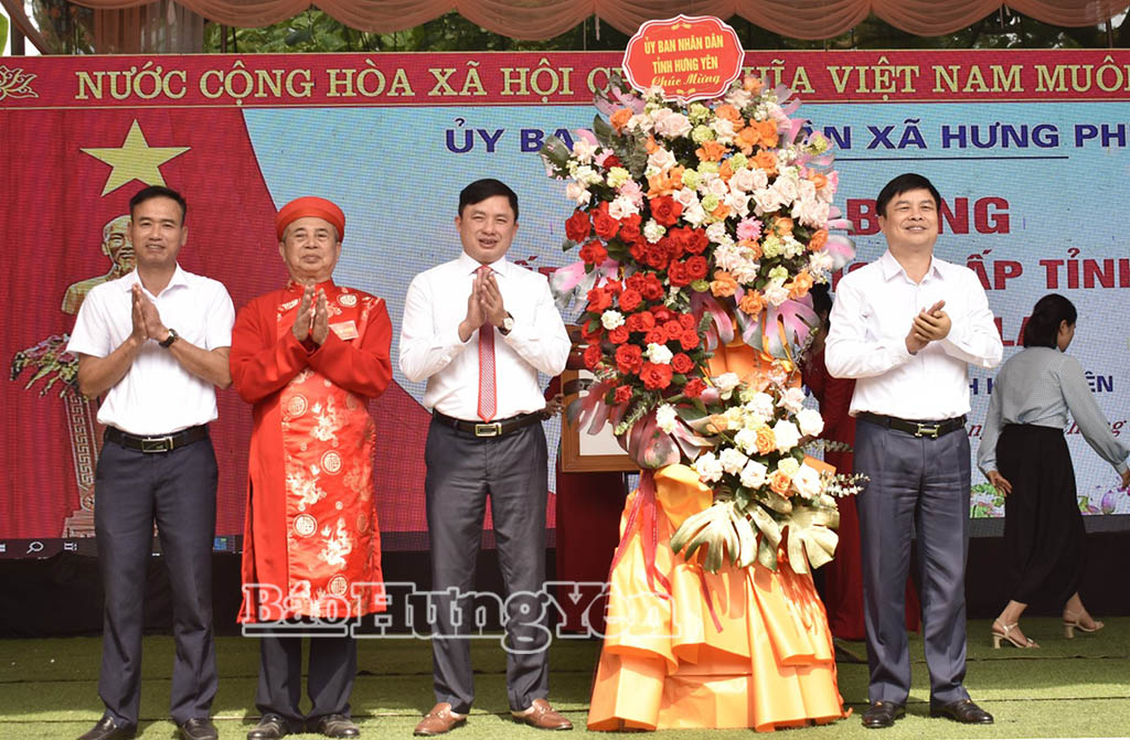 Đồng chí Phạm Văn Nghiêm, Phó Chủ tịch UBND tỉnh tặng hoa chúc mừng.