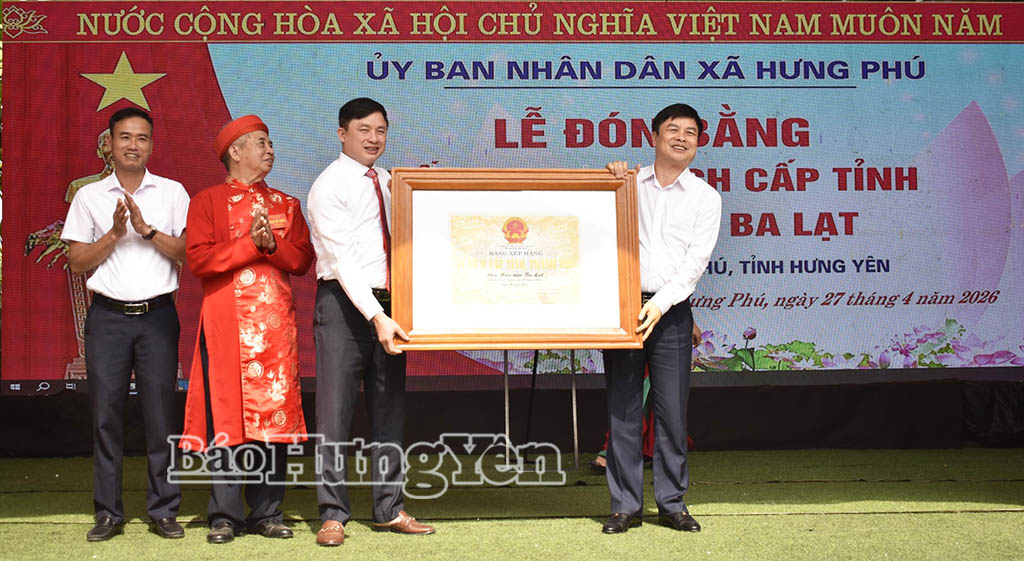 Đồng chí Phạm Văn Nghiêm, Phó Chủ tịch UBND tỉnh trao bằng xếp hạng di tích lịch sử cấp tỉnh Đền Mẫu Cửa Ba Lạt cho xã Hưng Phú.