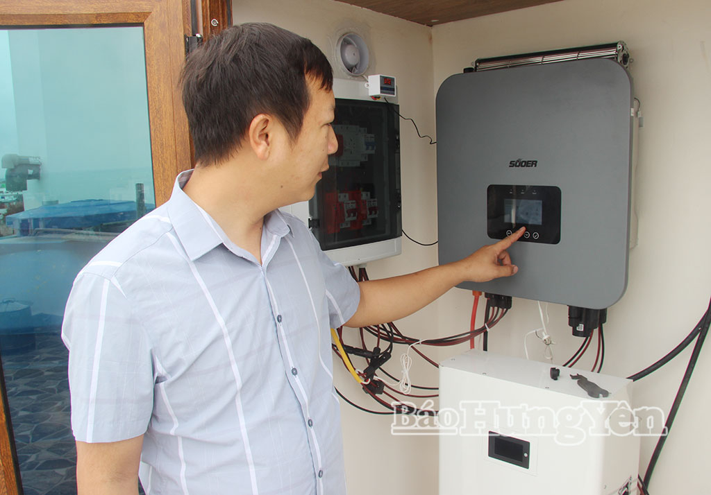 Anh Trần Văn Thành, xã Đồng Châu kiểm tra hoạt động hệ thống năng lượng mặt trời áp mái.