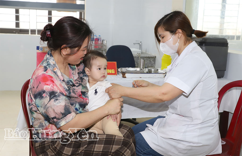 Tiêm chủng phòng bệnh cho trẻ em tại Trạm Y tế xã Xuân Trúc.