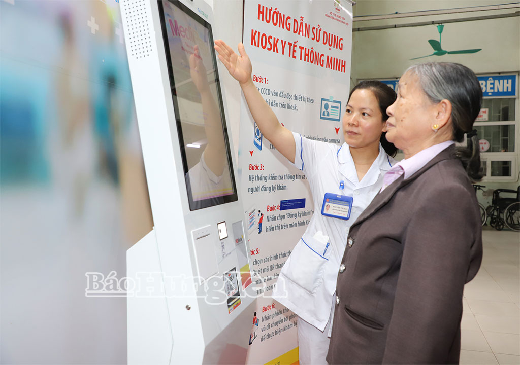Hướng dẫn người bệnh đăng ký khám bệnh trên kiosk y tếthông minh tại Bệnh viện Đa khoa Phố Nối.