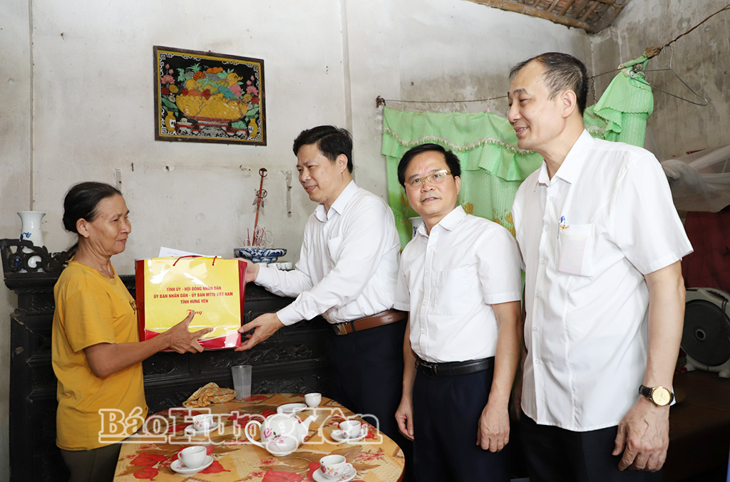 Đồng chí Trần Quốc Toản, Phó Bí thư Thường trực Tỉnh ủy, Chủ tịch Ủy ban MTTQ Việt Nam tỉnh thăm hỏi, tặng quà gia đình anh Đào Nguyên Mạnh, thôn Mai Xá, xã Hiệp Cường.