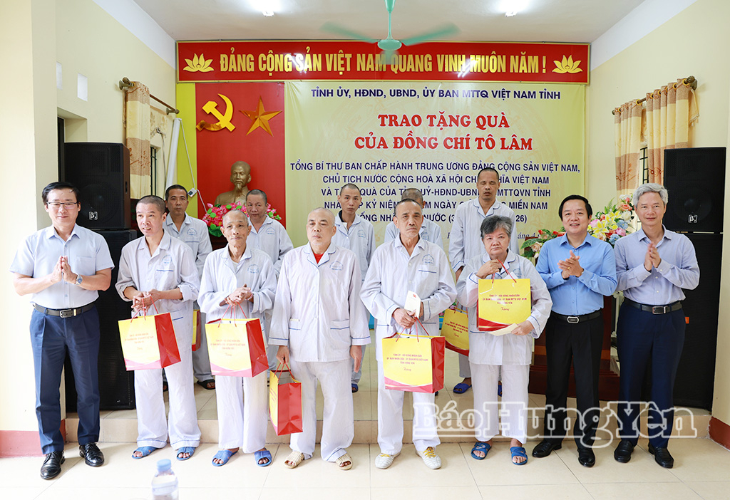 Đồng chí Phạm Quang Ngọc, Ủy viên Ban Chấp hành Trung ương Đảng, Bí thư Tỉnh ủy trao quà của Tỉnh ủy, HĐND, UBND, Ủy ban MTTQ Việt Nam tỉnh tặng người có công với cách mạng và thân nhân người có công với cách mạng.