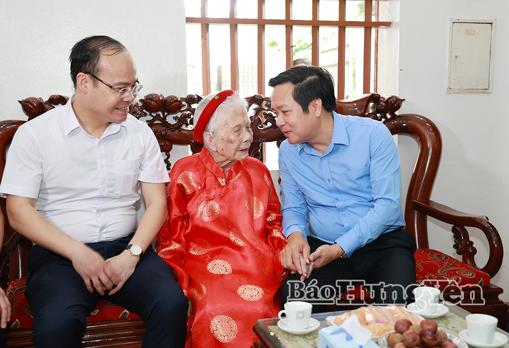 Đồng chí Phạm Quang Ngọc, Ủy viên Ban Chấp hành Trung ương Đảng, Bí thư Tỉnh ủy trao quà của Tổng Bí thư, Chủ tịch nước Tô Lâm tặng người có công với cách mạng