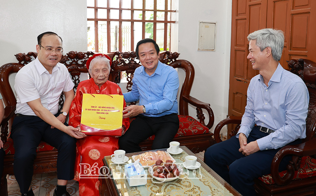 Đồng chí Phạm Quang Ngọc, Ủy viên Ban Chấp hành Trung ương Đảng, Bí thư Tỉnh ủy trao quà của Tỉnh ủy, HĐND, UBND, Ủy ban MTTQ Việt Nam tỉnh tặng Bà mẹ Việt Nam anh hùng Đỗ Thị Kê.