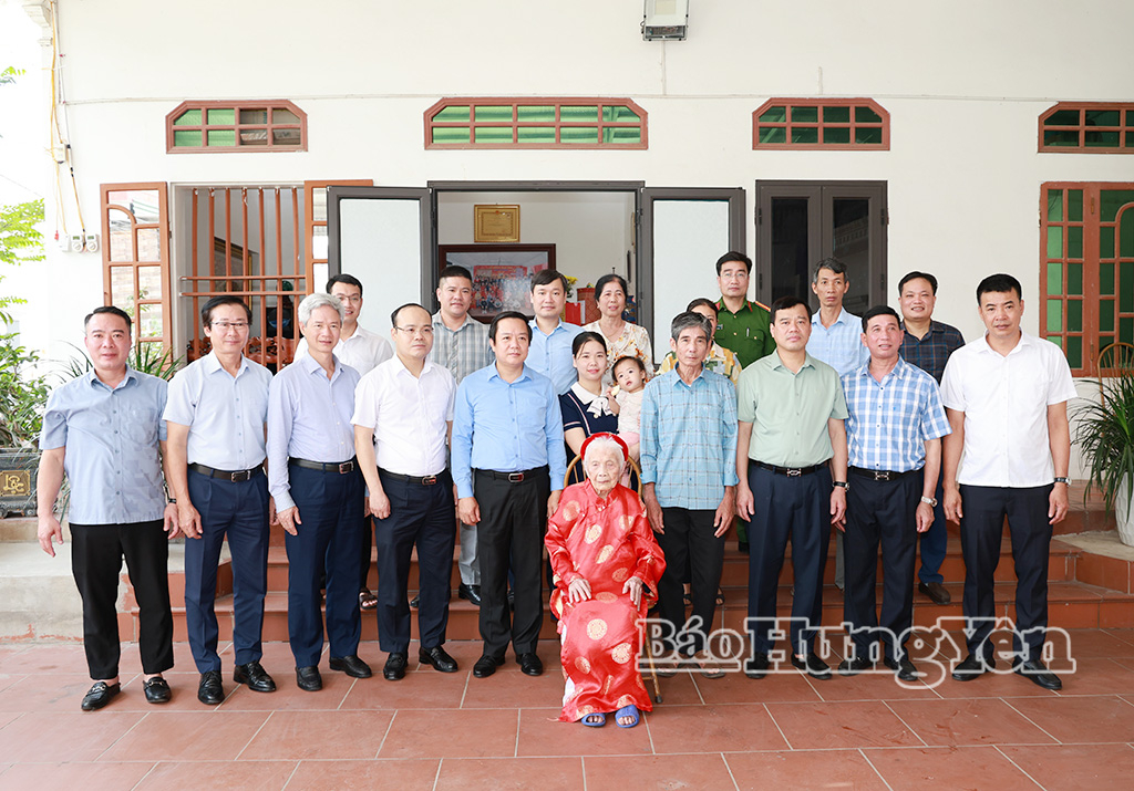 Đồng chí Phạm Quang Ngọc, Ủy viên Ban Chấp hành Trung ương Đảng, Bí thư Tỉnh ủy và các đại biểu chụp ảnh lưu niệm cùng gia đình Bà mẹ Việt Nam anh hùng Đỗ Thị Kê.