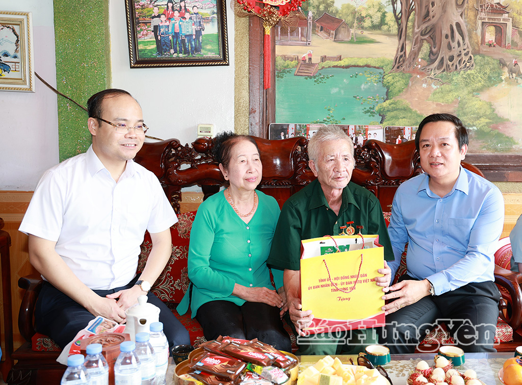 Đồng chí Phạm Quang Ngọc, Ủy viên Ban Chấp hành Trung ương Đảng, Bí thư Tỉnh ủy trao quà của Tỉnh ủy, HĐND, UBND, Ủy ban MTTQ Việt Nam tỉnh tặng bệnh binh Luyện Viết Chiều.