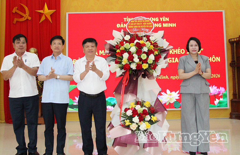 Đồng chí Quách Thị Hương, Ủy viên Ban Thường vụ Tỉnh ủy, Hiệu trưởng Trường Chính trị Nguyễn Văn Linh tặng hoa chúc mừng.