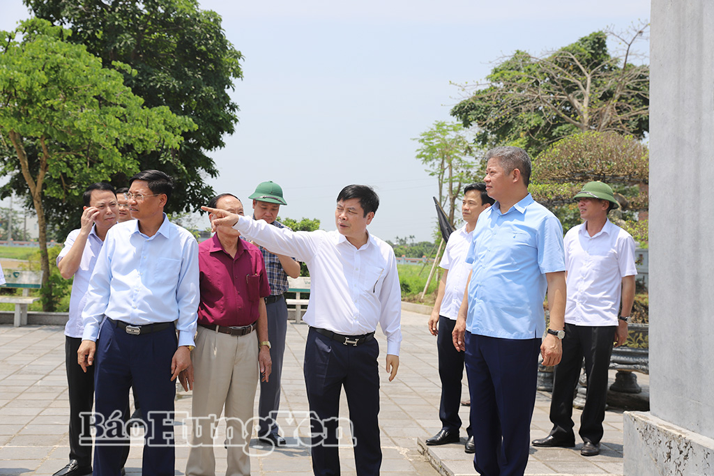 Đồng chí Nguyễn Mạnh Quyền, Phó Bí thư Tỉnh ủy, Chủ tịch UBND tỉnh kiểm tra thực địa Khu lưu niệm Danh nhân văn hóa Lê Quý Đôn.