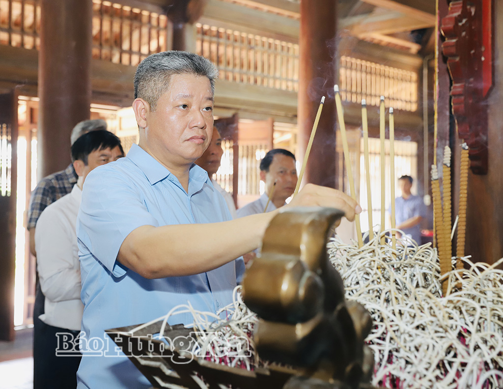 Đồng chí Nguyễn Mạnh Quyền, Phó Bí thư Tỉnh ủy, Chủ tịch UBND tỉnh thành kính dâng hương Danh nhân văn hóa Lê Quý Đôn.