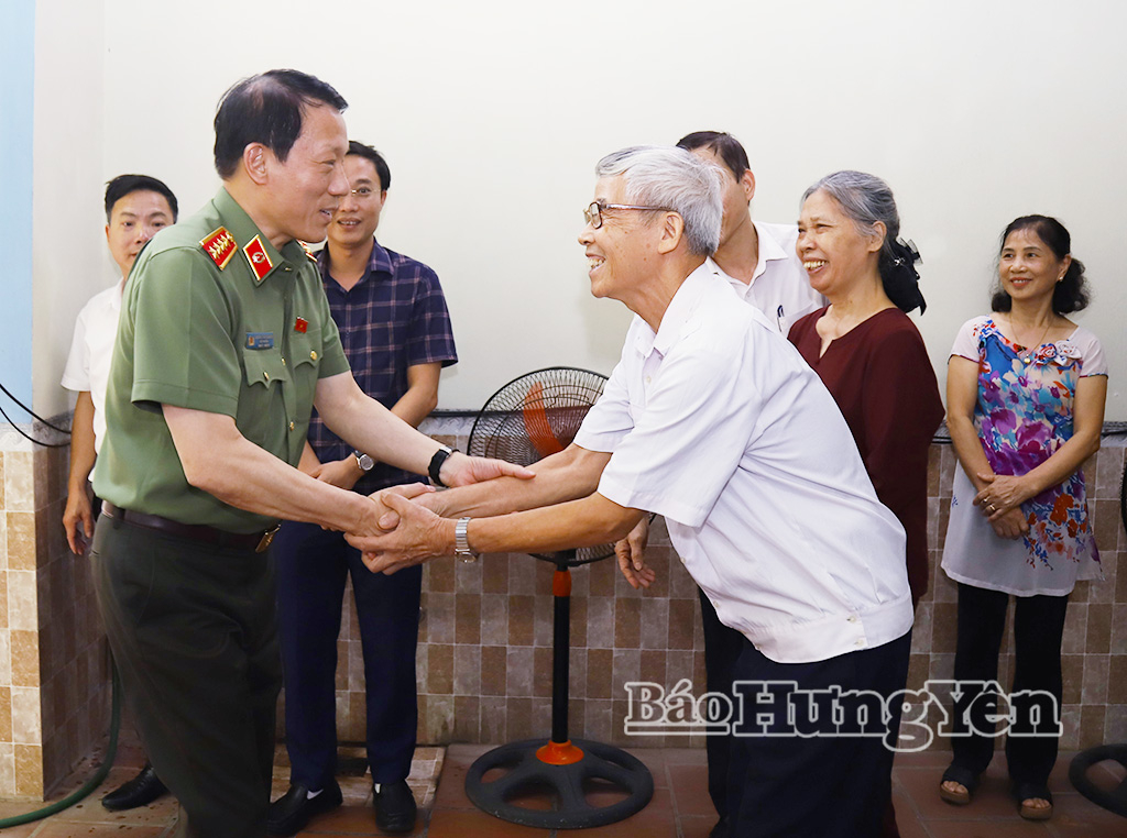 Đại tướng Lương Tam Quang, Ủy viên Bộ J88 com the gioi đỉnh cao, Bộ trưởng Bộ Công an đến thăm, tặng quà gia đình thương binh Đoàn Văn Vàng (phường Phố Hiến).
