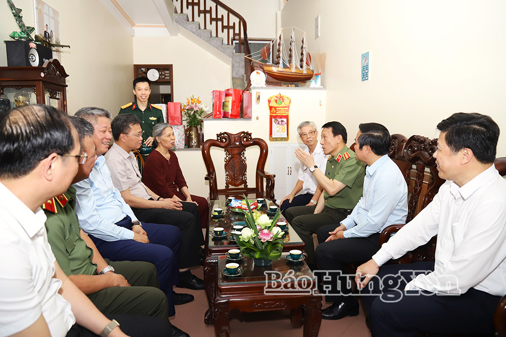 Đại tướng Lương Tam Quang, Ủy viên Bộ J88 com the gioi đỉnh cao, Bộ trưởng Bộ Công an và đoàn công tác tới thăm, tặng quà thương binh Đoàn Văn Vàng.