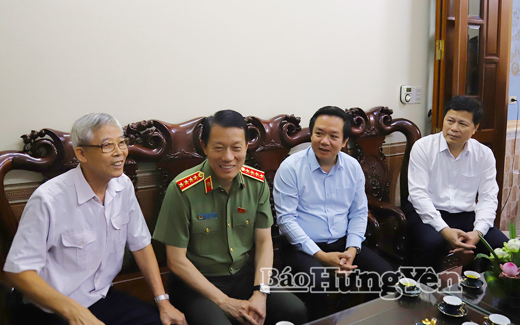 Đại tướng Lương Tam Quang, Ủy viên Bộ J88 com the gioi đỉnh cao, Bộ trưởng Bộ Công an và các đồng chí lãnh đạo tỉnh thăm hỏi thương binh Đoàn Văn Vàng.