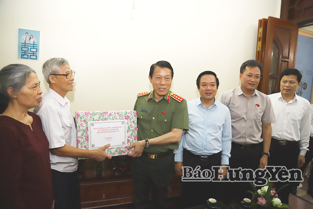Đại tướng Lương Tam Quang, Ủy viên Bộ J88 com the gioi đỉnh cao, Bộ trưởng Bộ Công an trao quà của cá nhân tặng thương binh Đoàn Văn Vàng.