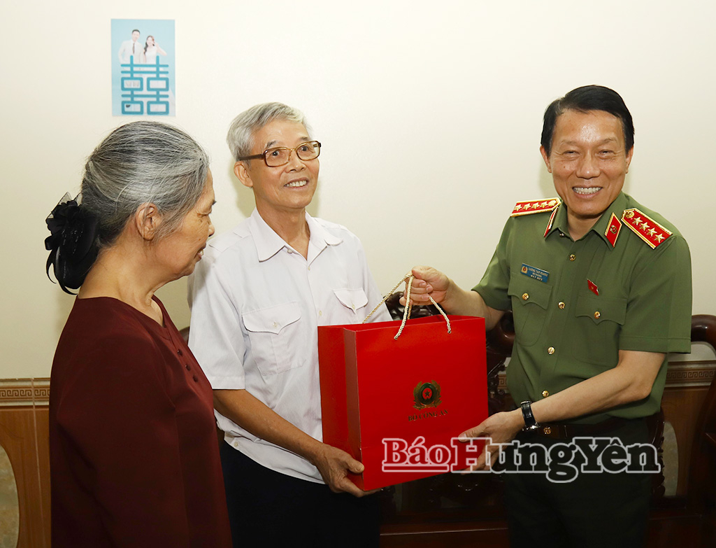 Đại tướng Lương Tam Quang, Ủy viên Bộ J88 com the gioi đỉnh cao, Bộ trưởng Bộ Công an trao quà của Bộ Công an tặng thương binh Đoàn Văn Vàng.