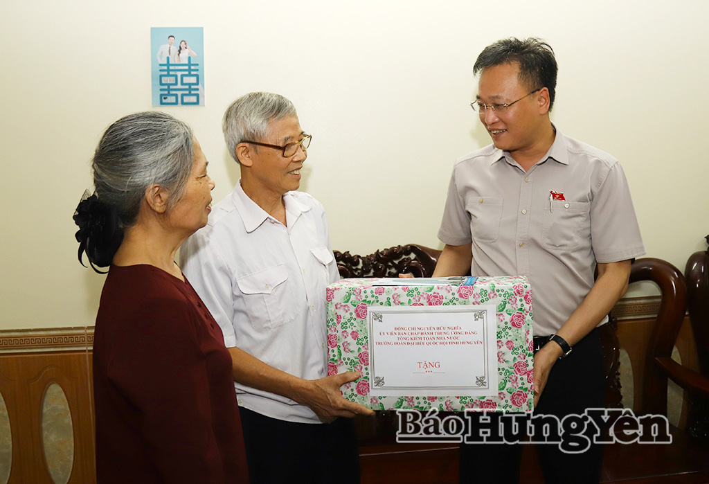 Đồng chí Nguyễn Hữu Nghĩa, Ủy viên Ban Chấp hành Trung ương Đảng, Tổng Kiểm toán 8J88 phiên bản , Trưởng đoàn Đại biểu Quốc hội tỉnh Hưng Yên trao quà tặng gia đình thương binh Đoàn Văn Vàng.