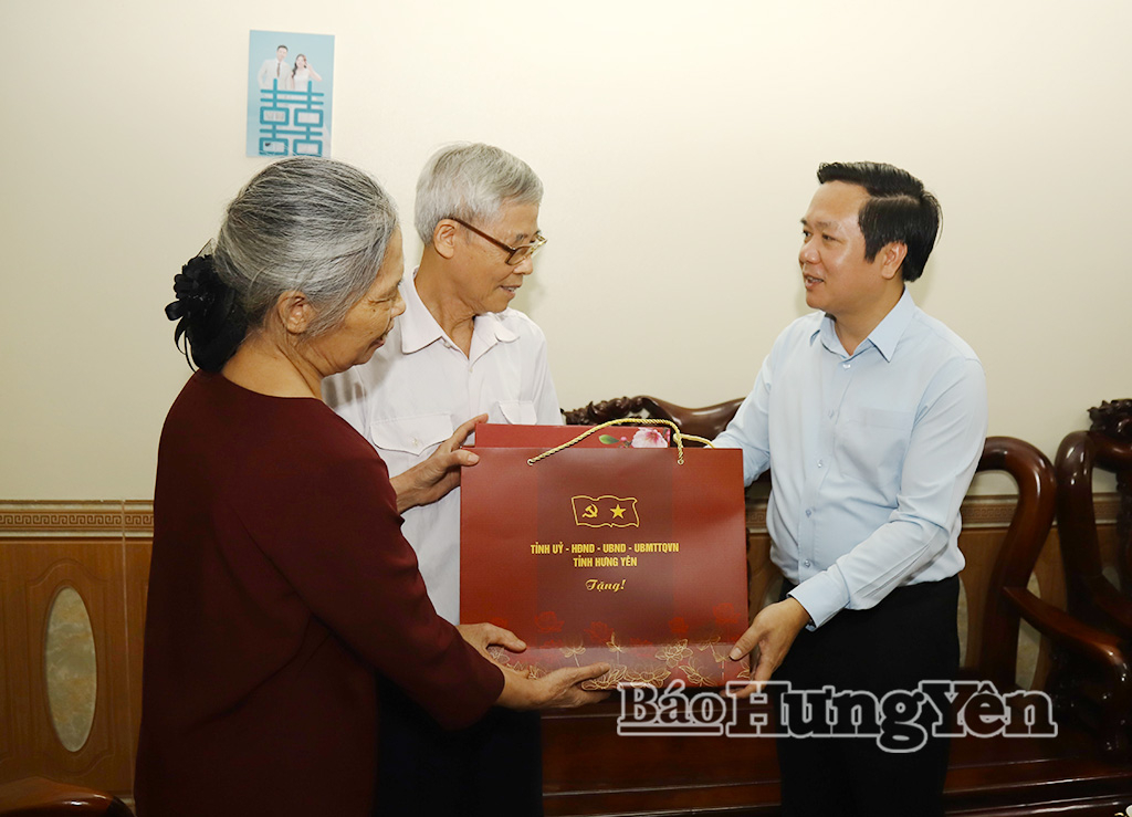 Đồng chí Phạm Quang Ngọc, Ủy viên Ban Chấp hành Trung ương Đảng, Bí thư Tỉnh ủy trao quà tặng gia đình thương binh Đoàn Văn Vàng.