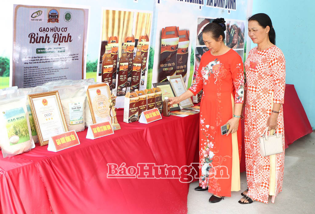 Các đại biểu tham quan khu trưng bày các sản phẩm nông nghiệp tại Đại hội.