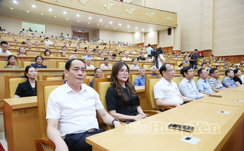 Các đồng chí lãnh đạo tỉnh và đại biểu dự hội nghị. 