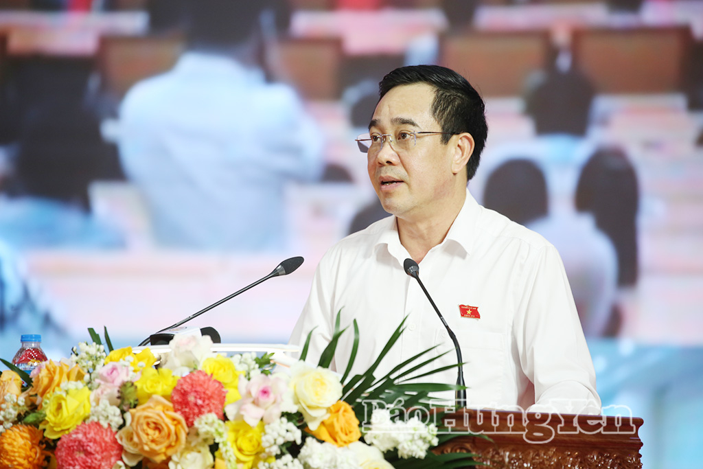 Đồng chí Nguyễn Văn Huy, Phó Trưởng Đoàn chuyên trách Đoàn đại biểu Quốc hội tỉnh báo cáo kết quả kỳ họp thứ nhất, Quốc hội khóa XVI tại hội nghị.