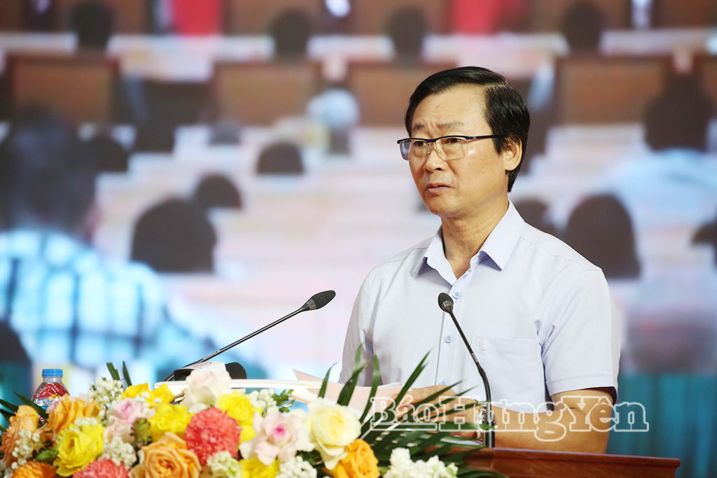 Đồng chí Nguyễn Bật Khánh, Phó Chủ tịch Ủy ban MTTQ Việt Nam tỉnh điều hành phần thảo luận tại hội nghị. 