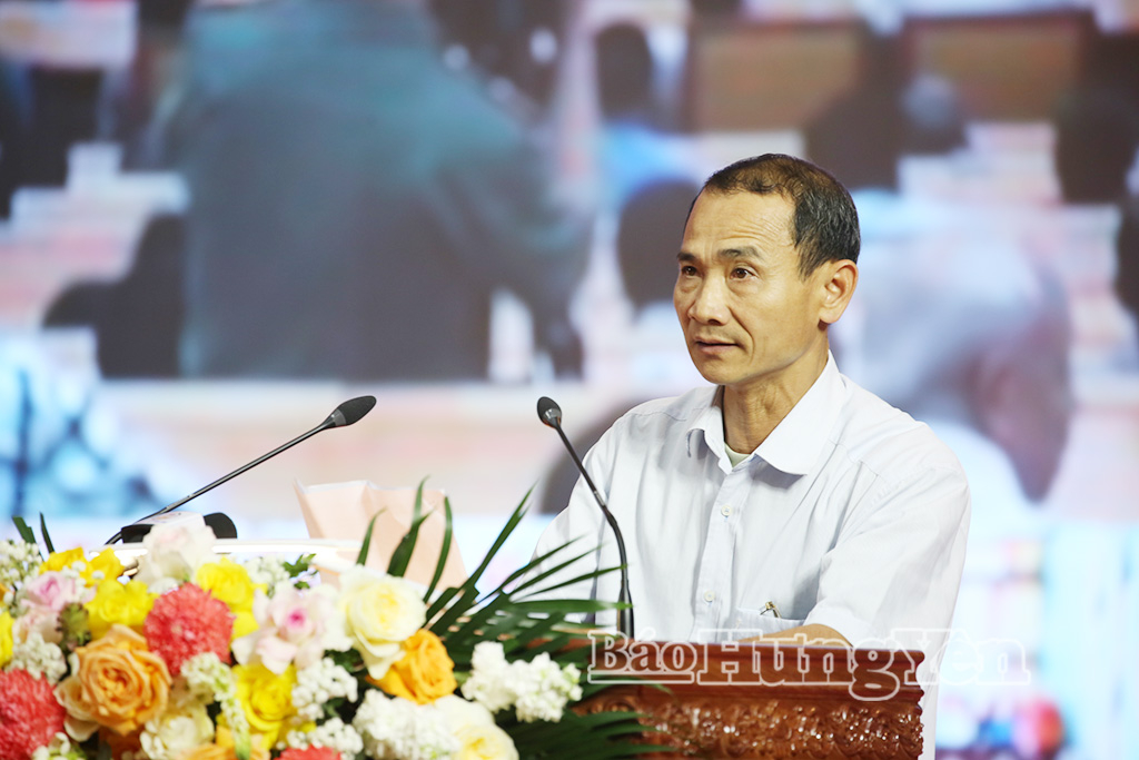 Cử tri xã Tân Hưng phát biểu ý kiến tại hội nghị. 