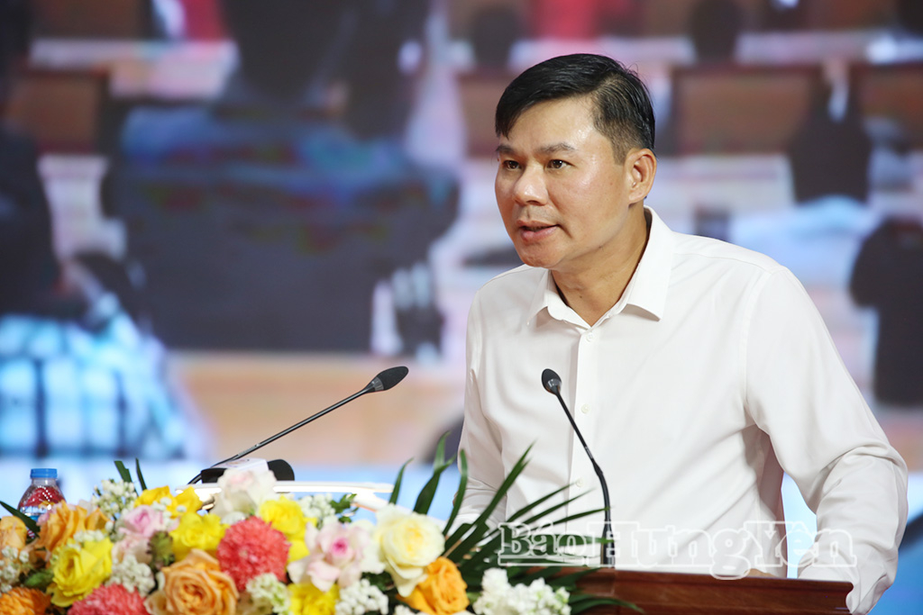 Đồng chí Nguyễn Lê Huy, Ủy viên Ban Thường vụ Tỉnh ủy, Phó Chủ tịch Thường trực UBND tỉnh phát biểu giải đáp một số ý kiến, kiến nghị tại hội nghị.