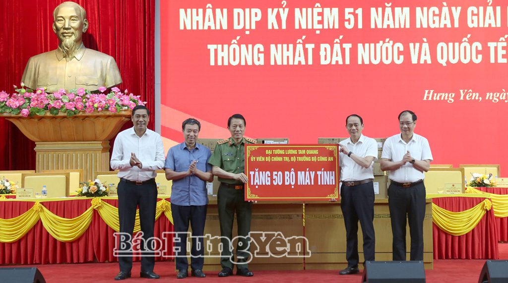 Đại tướng Lương Tam Quang, Ủy viên Bộ Chính trị, Bộ trưởng Bộ Công an, đại biểu Quốc hội tỉnh Hưng Yên tặng máy tính hỗ trợ các địa phương. 