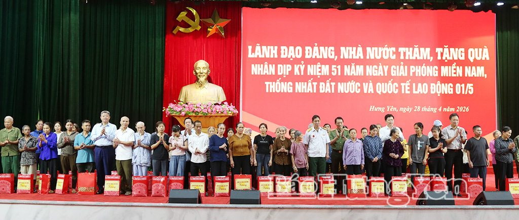 Các đồng chí lãnh đạo tỉnh và đại biểu trao quà tặng các hộ nghèo.