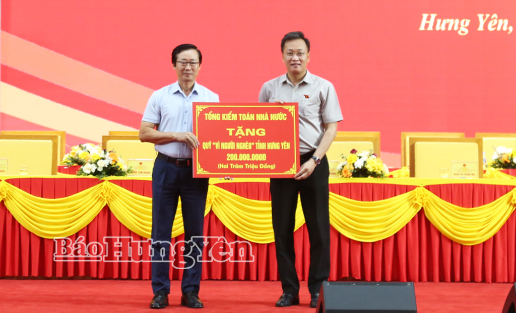 Đồng chí Nguyễn Hữu Nghĩa, Ủy viên Ban Chấp hành Trung ương Đảng, Tổng Kiểm toán Nhà nước, Trưởng đoàn Đại biểu Quốc hội tỉnh Hưng Yên trao kinh phí hỗ trợ Quỹ “Vì người nghèo” tỉnh. 