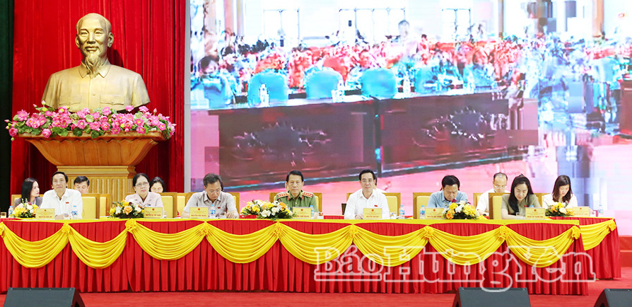 Đoàn Đại biểu Quốc hội tỉnh chủ tọa hội nghị. 
