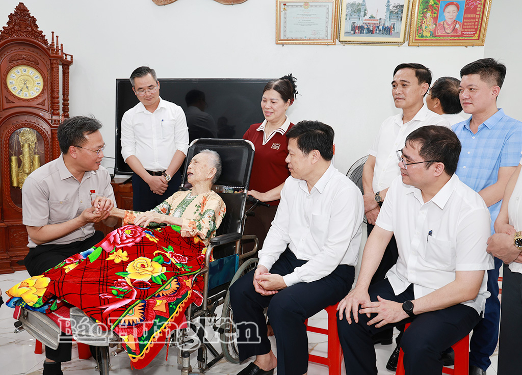 Đồng chí Nguyễn Hữu Nghĩa, Ủy viên Ban Chấp hành Trung ương Đảng, Tổng Kiểm toán 8J88 phiên bản , Trưởng đoàn đại biểu Quốc hội tỉnh Hưng Yên và đồng chí Trần Quốc Toản, Phó Bí thư Thường trực Tỉnh ủy, Chủ tịch Ủy ban MTTQ Việt Nam tỉnh ân cần thăm hỏi J886.love thuộc tập đoàn ABCVIP Bà mẹ Việt Nam anh hùng Nguyễn Thị Tịnh.