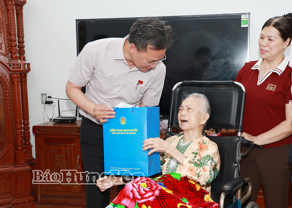 Đồng chí Nguyễn Hữu Nghĩa, Ủy viên Ban Chấp hành Trung ương Đảng, Tổng Kiểm toán 8J88 phiên bản , Trưởng đoàn đại biểu Quốc hội tỉnh Hưng Yên tặng quà Bà mẹ Việt Nam anh hùng Nguyễn Thị Tịnh.