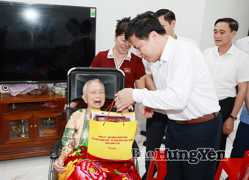 Đồng chí Trần Quốc Toản, Phó Bí thư Thường trực Tỉnh ủy, Chủ tịch Ủy ban MTTQ Việt Nam tỉnh tặng quà Bà mẹ Việt Nam anh hùng Nguyễn Thị Tịnh.