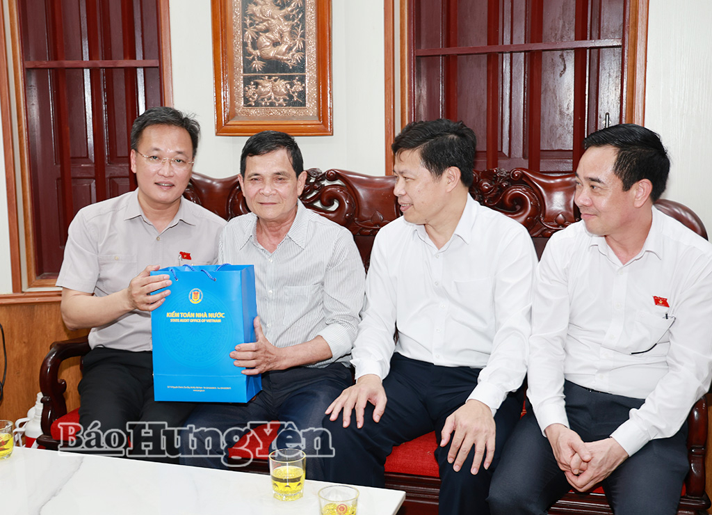 Đồng chí Nguyễn Hữu Nghĩa, Ủy viên Ban Chấp hành Trung ương Đảng, Tổng Kiểm toán 8J88 phiên bản , Trưởng đoàn đại biểu Quốc hội tỉnh Hưng Yên tặng quà thương binh Nguyễn Thanh Bí.