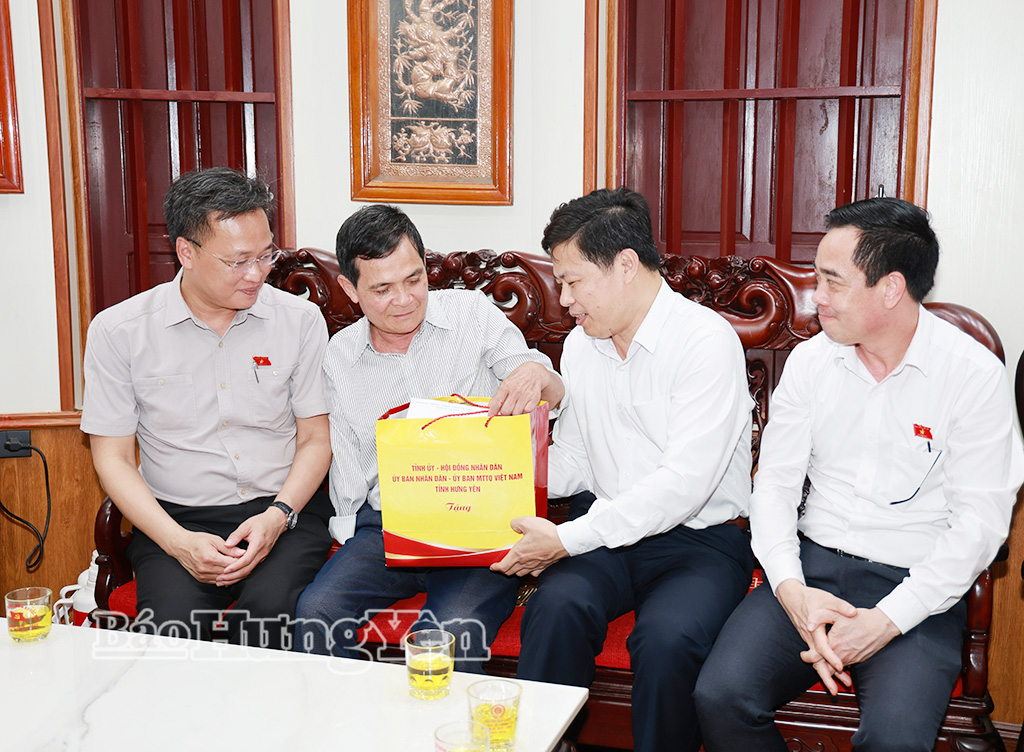 Đồng chí Trần Quốc Toản, Phó Bí thư Thường trực Tỉnh ủy, Chủ tịch Ủy ban MTTQ Việt Nam tỉnh tặng quà thương binh Nguyễn Thanh Bí.