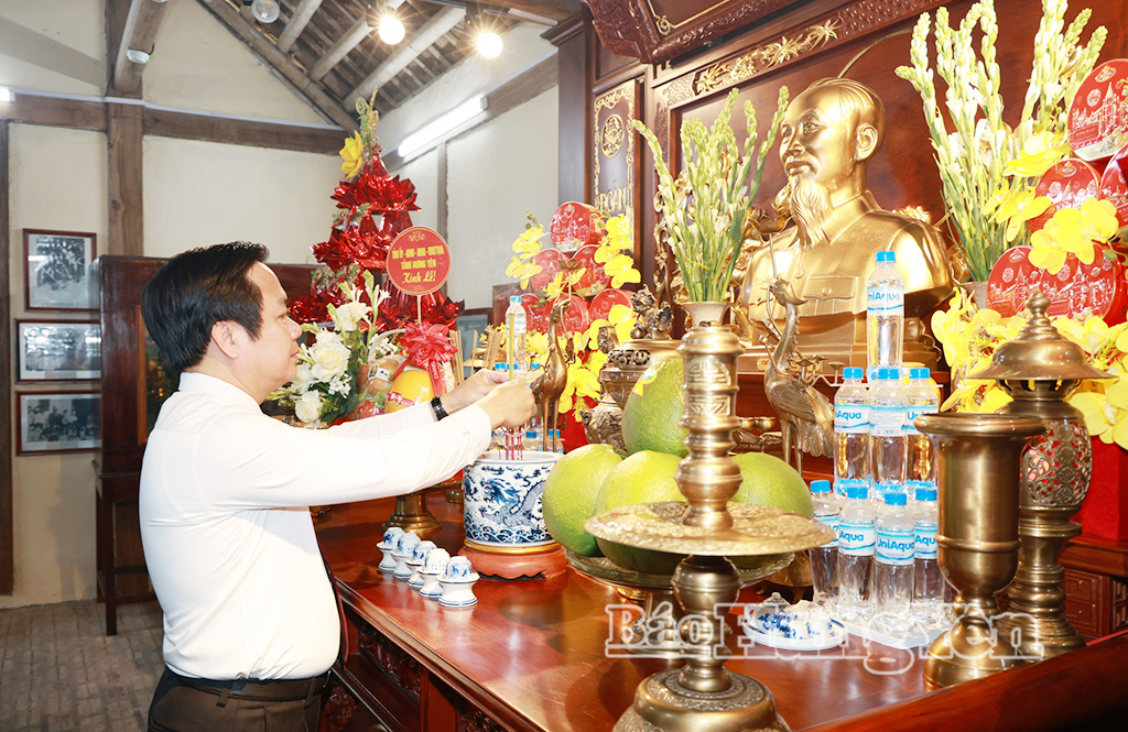 Đồng chí Phạm Quang Ngọc, Ủy viên Ban Chấp hành Trung ương Đảng, Bí thư Tỉnh ủy dâng hương tưởng niệm Chủ tịch Hồ Chí Minh tại Nhà lưu niệm Bác Hồ (phường Phố Hiến).