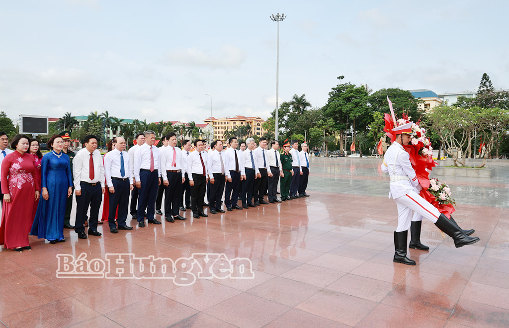 Các đại biểu dâng hoa tại Tượng đài Tổng Bí thư Nguyễn Văn Linh (phường Phố Hiến).