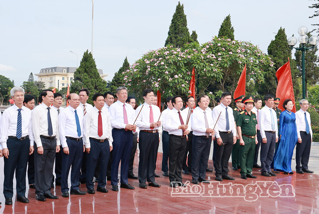 Các đại biểu dâng hương tại Đài tưởng niệm các anh hùng liệt sĩ tỉnh (phường Phố Hiến).
