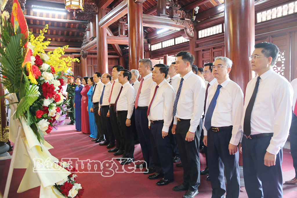 Các đồng chí lãnh đạo tỉnh dâng hoa tưởng niệm Chủ tịch Hồ Chí Minh tại Đền thờ Bác Hồ (phường Trà Lý). 